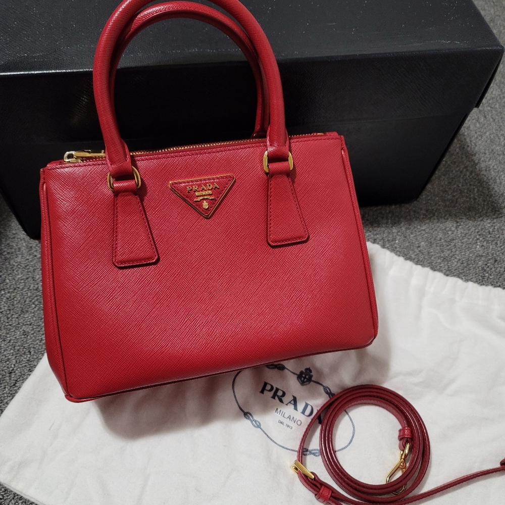 🌟Host Pick🌟Prada iconic Galleria Saffiano Leather Small Bag